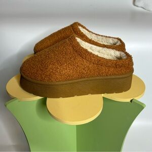 🤎 PLATFORM UGG KNOCKOFF - NWT FUZZY SLIDES